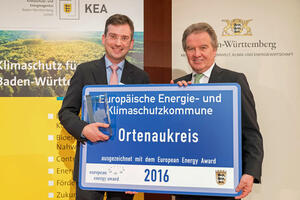 bergabe des European Energy Awards. 
Von links: ELB Dr. Nikolas Stoermer und Umweltminister Franz Untersteller.